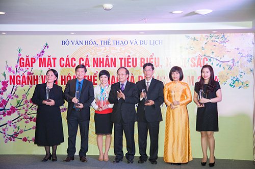 Bộ trưởng Bộ VHTTDL Hoàng Tuấn Anh trao quà cho các cá nhân tiêu biểu xuất sắc năm 2014 trong lĩnh vực du lịch